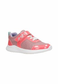 Rosa Sportschuh mit einem strukturierten Textil-Obermaterial, glänzenden Lackakzenten und einer weißen Sohle. Verfügt über einen Klettverschluss und kontrastierende Schnürsenkel.