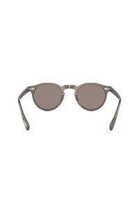 Occhiali da sole rotondi con montatura in metallo grigio e lenti oscurate. Presentano un dettagliato ponte distintivo e stanghette curve.