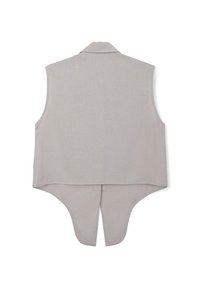 Gilet senza maniche grigio chiaro con orlo a coda di rondine e colletto piccolo, mostrato da dietro su uno sfondo bianco.