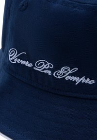 Niebieski kapelusz typu bucket wykonany z teksturowanej tkaniny, z białym haftowanym napisem "Vivere Per Sempre" z przodu.