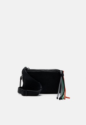 Bolso negro cruzado hecho de material texturizado, con cierre de cremallera y borlas de colores en naranja, verde y negro.