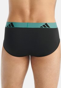 Czarne szorty kąpielowe z turkusowym elastycznym pasem w talii, ozdobione czarnymi paskami adidas. Gładka tekstura i dopasowany krój.