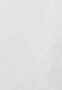 Tissu en coton blanc avec une texture lisse et une surface uniforme, sans motifs ni accents visibles.