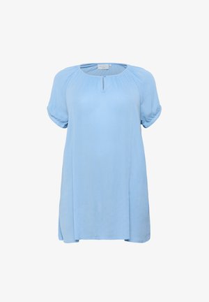 Helles blaues, kurzärmliges Blusenshirt mit rundem Ausschnitt und Knopfdetail sowie leicht gerafften Schultern. Weicher, leichter Stoff.