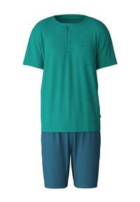 Tegengestelde kleur shirt met korte mouwen, voorzien van een zak en twee knopen, gecombineerd met blauwe shorts. Gemaakt van ademend materiaal, ontworpen voor comfort.