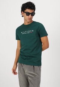 Tommy Hilfiger NEW YORK TEE - Apdrukāts T-krekls - ornamental green