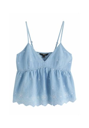 Haut sans manches bleu clair avec fines bretelles, motifs floraux blancs brodés, taille froncée et ourlet en dentelle festonnée.