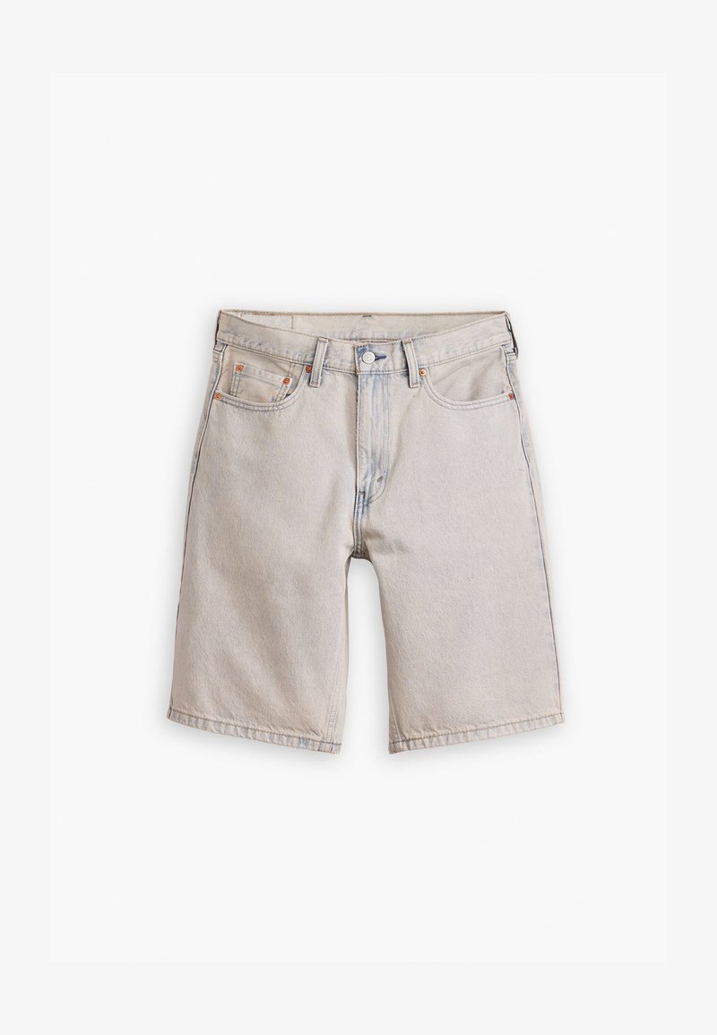 Șorturi din denim gri deschis cu cinci buzunare, închidere cu nasture și bucle pentru curea, expuse pe un fundal alb.
