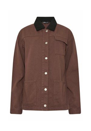 Chaqueta marrón con botones, cuello negro, dos bolsillos de parche delanteros inferiores, un bolsillo superior con solapa y mangas largas.