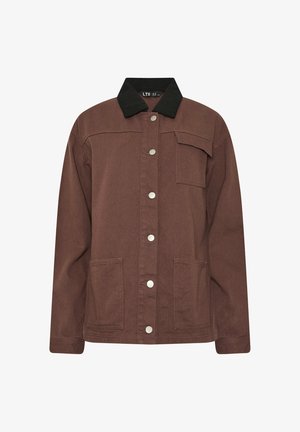 Chaqueta marrón con botones, cuello negro, dos bolsillos de parche delanteros inferiores, un bolsillo superior con solapa y mangas largas.