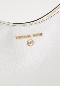 MICHAEL Michael Kors JET SET CHARM CHAIN POUCHETTE - Håndveske - optic white