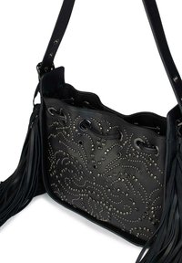 Czarna skórzana torebka z ozdobnymi ćwiekami i misternym przeszyciem. Posiada frędzle po boku oraz regulowany pasek na ramię.