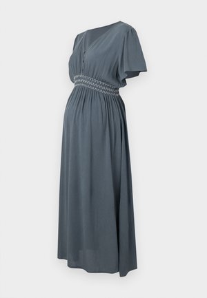 Siva haljina za trudnice s kratkim rukavima, V-izrezom i nabrano pojasom za lepršav siluetu i mekanu teksturu.