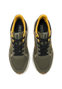 Zapatillas verde oliva con acentos negros y detalles en amarillo. Parte superior de malla y materiales texturizados, con resistentes cordones negros y suelas de goma.