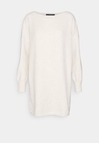 Prevelik pulover v off-white barvi, z širokim čoln zasnovo, ohlapnimi dolgimi rokavi in rebrastimi manšetami, izdelan iz mehkega teksturiranega blaga.