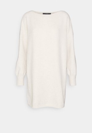 Oversized trui in off-white, met een brede bootstyle halslijn, losse lange mouwen en geribbelde manchetten, gemaakt van een zachte textuurstof.