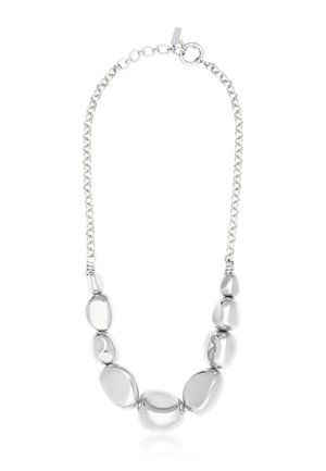 Collier en argent avec des perles polies en forme de galets irréguliers sur une chaîne maillée et un fermoir rond avec une étiquette.