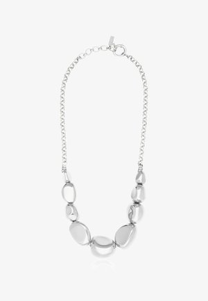 Collier en argent avec des perles polies en forme de galets irréguliers sur une chaîne maillée et un fermoir rond avec une étiquette.