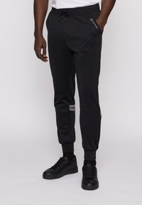 Nevybráno, black quiet shade