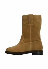 Suède enkelboot in tan, met een ronde neus, zijuitsnijding en een trekhaak. De zool is zwart, met een gladde, gepolijste afwerking.
