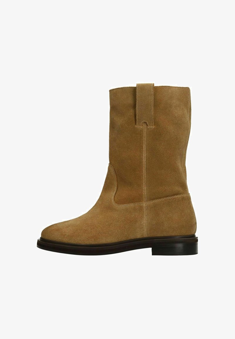 Suède enkelboot in tan, met een ronde neus, zijuitsnijding en een trekhaak. De zool is zwart, met een gladde, gepolijste afwerking.