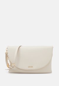 Beige leren clutch met een afgeronde flap, gouden beslag en een afneembare schouderriem. Heeft een geperst logo aan de voorkant.