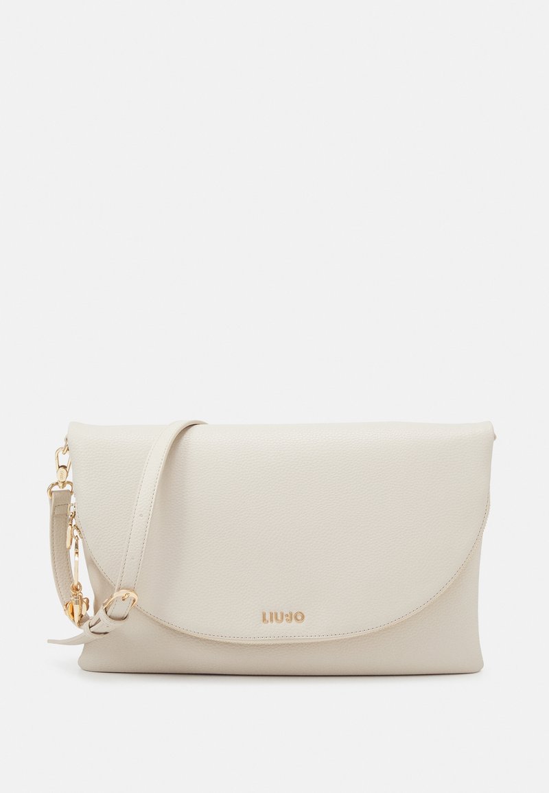 Beige leren clutch met een afgeronde flap, gouden beslag en een afneembare schouderriem. Heeft een geperst logo aan de voorkant.