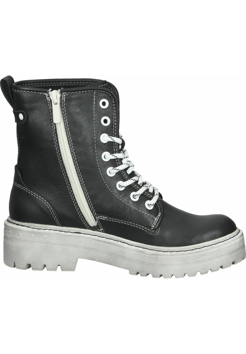 Botín de cuero negro hasta el tobillo con cordones blancos, cremallera lateral y suela gruesa blanca. Presenta costuras en contraste y una lengüeta en el talón.