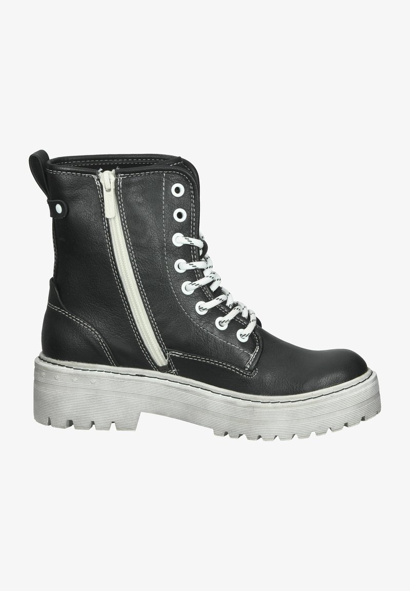 Botín de cuero negro hasta el tobillo con cordones blancos, cremallera lateral y suela gruesa blanca. Presenta costuras en contraste y una lengüeta en el talón.