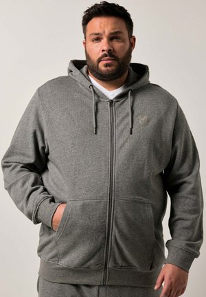 Sudadera con cremallera gris hecha de tela de forro polar. Cuenta con un bolsillo frontal y capucha con cordón. Logotipo sutil en el pecho. Textura suave.