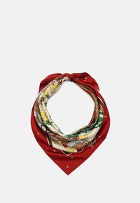 Rød silkesjal med et dekorativt mønster, der indeholder ferieelementer som træer og ornamenter, afsluttet med en glat tekstur og diagonale kanter.