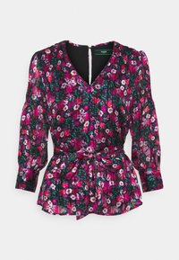 Kukkamekko, jossa on V-pääntie, musta tausta, puffi hihat ja solmittava vyötärö. Sisältää vaaleanpunaisia ja valkoisia kukkia vihreiden lehtien kanssa ja läpinäkyvän tekstuurin.