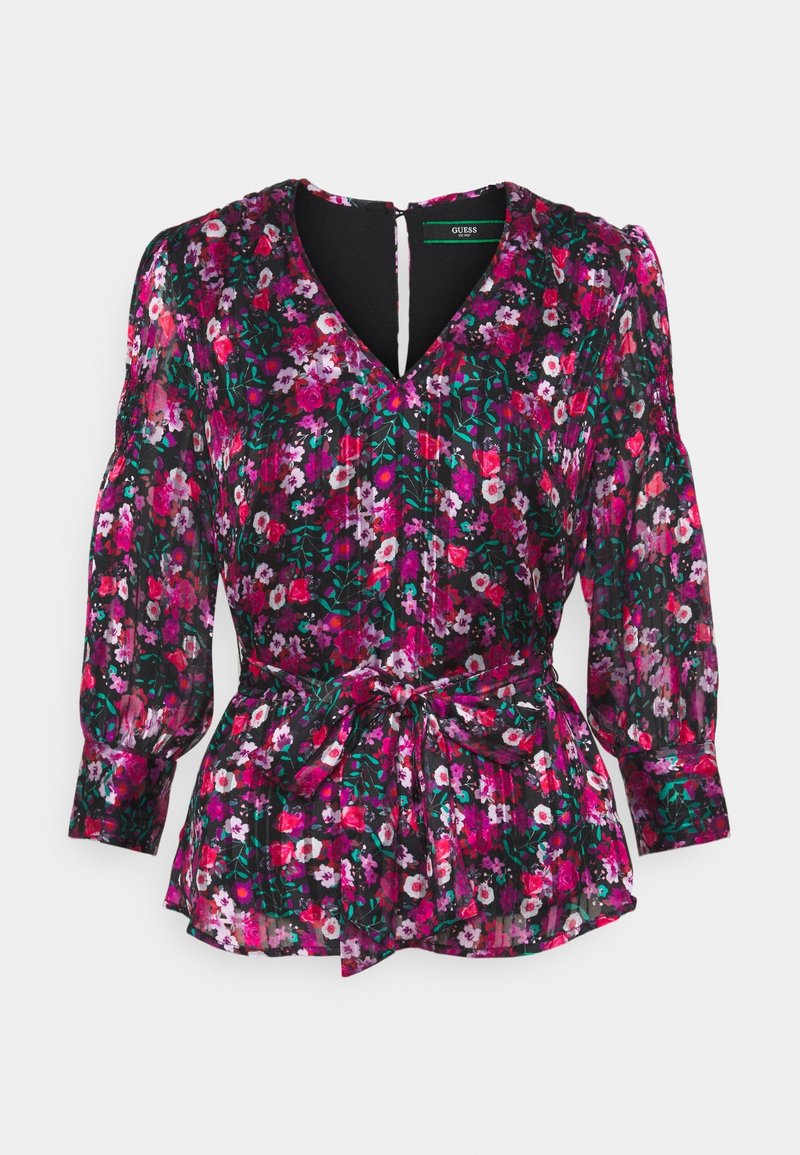 Blomsterbluse med V-hals, sort baggrund, puffede ærmer og bindebånd i taljen. Har pink og hvide blomster med grønne blade og en gennemsigtig tekstur.