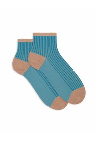 Calzini blu corti alla caviglia con texture a coste, presentano accenti beige chiaro su tacco e punta. Tessuto liscio, design strutturato e senza loghi visibili.