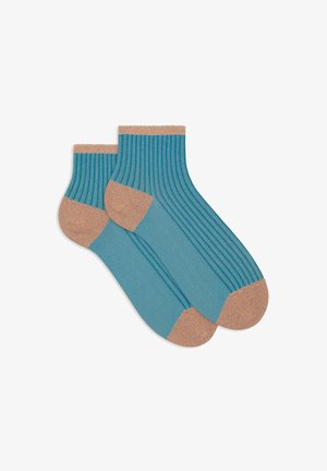 Calzini blu corti alla caviglia con texture a coste, presentano accenti beige chiaro su tacco e punta. Tessuto liscio, design strutturato e senza loghi visibili.