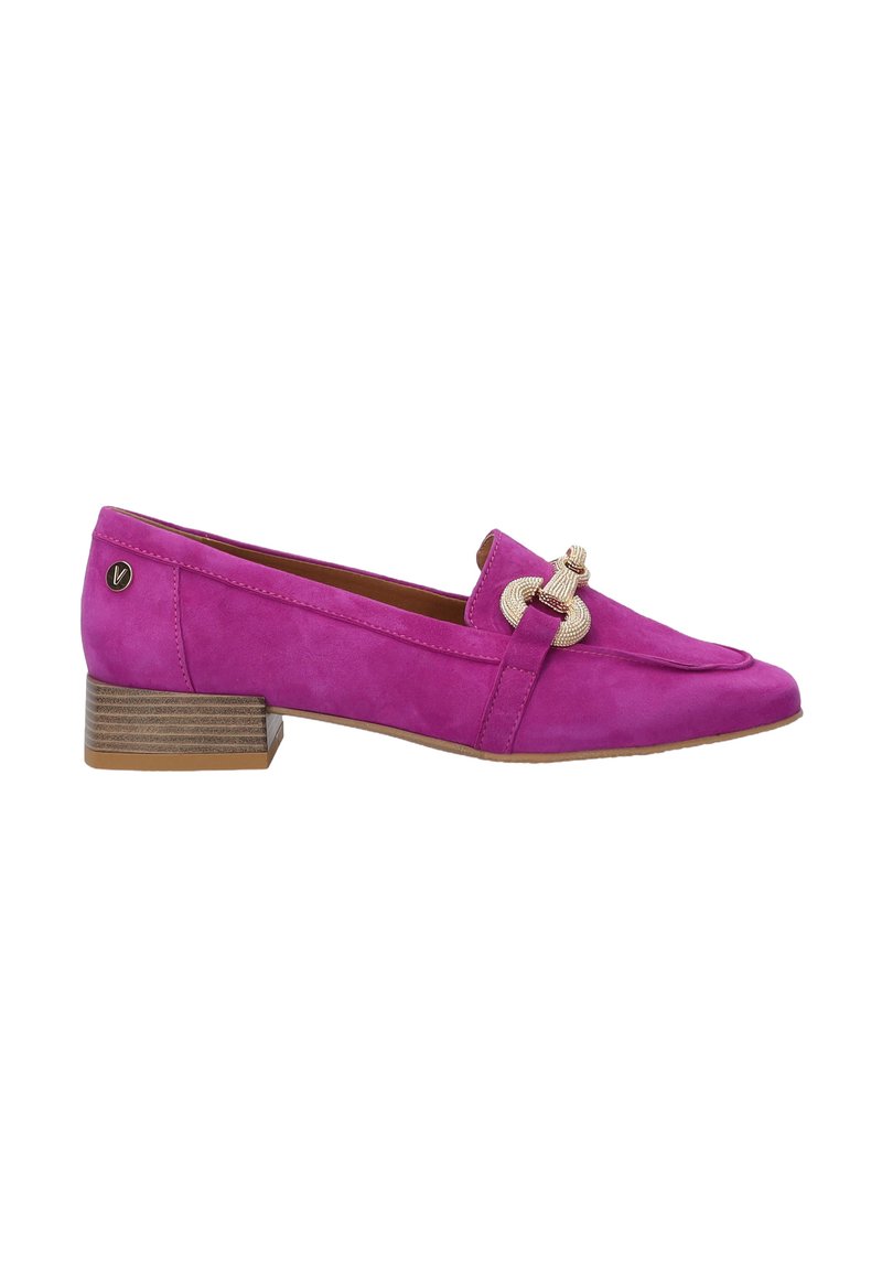 Fuchsia suède loafers met een goudkleurige ronde gesp, voorzien van een lage blokhak en een soepele textuur.