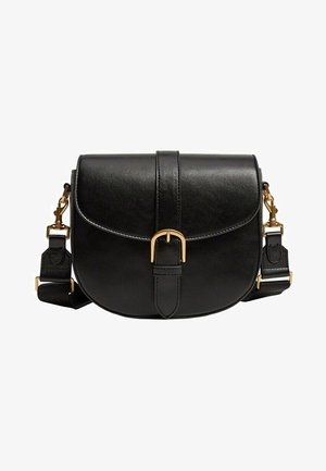 Zwarte leren crossbodytas met gouden gespsluiting en verstelbare schouderriem met gouden accenten op een witte achtergrond.