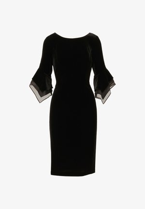 Czarna sukienka z aksamitnego materiału, o dopasowanej sylwetce, z dekoltem w łódkę i rękawami 3/4 z dzwonkowym kształtem, które mają przezroczyste akcenty u dołu.