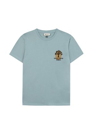T-shirt bleu clair à manches courtes avec col rond, petit motif d'arbre et texte "SUN & TREES FAGUO" sur le côté gauche de la poitrine.