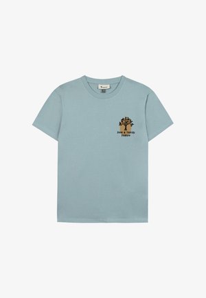T-shirt bleu clair à manches courtes avec col rond, petit motif d'arbre et texte "SUN & TREES FAGUO" sur le côté gauche de la poitrine.