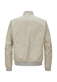 Beige Bomberjacke, leichtes Material, elastische Bündchen und Saum, strukturierter Kragen, glatte Oberfläche, keine sichtbaren Logos oder Verzierungen.