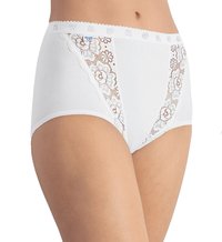 Weiße hochgeschnittene Unterwäsche aus weicher Baumwolle, die seitliche Akzente aus floraler Spitze und einen gewellten Bund aufweist.
