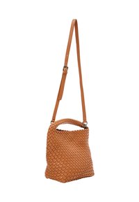 Geflochtene Ledertasche in warmem Tan, mit strukturierter Form, verstellbarem Tragegurt und offenem Top-Design. Strukturierte Oberfläche und dezente Nähte.