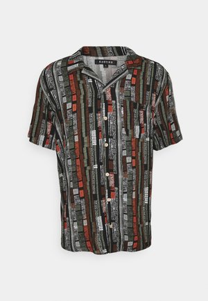 Camisa de manga corta con botones, con rayas verticales en negro, blanco, rojo y oliva, con cuello y bolsillo en el pecho.