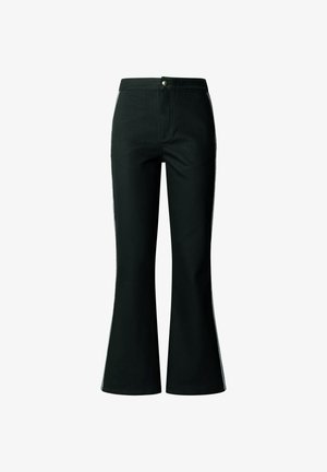 Črne hlače z visokim pasom in sprednjim gumbom ter z zadrgo, s širokimi hlačnicami.