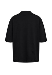 Črna oversized majica iz mehkega bombaža, z okrolim izrezom, kratkimi rokavi in gladkim vzorcem brez vzorcev ali okraskov.