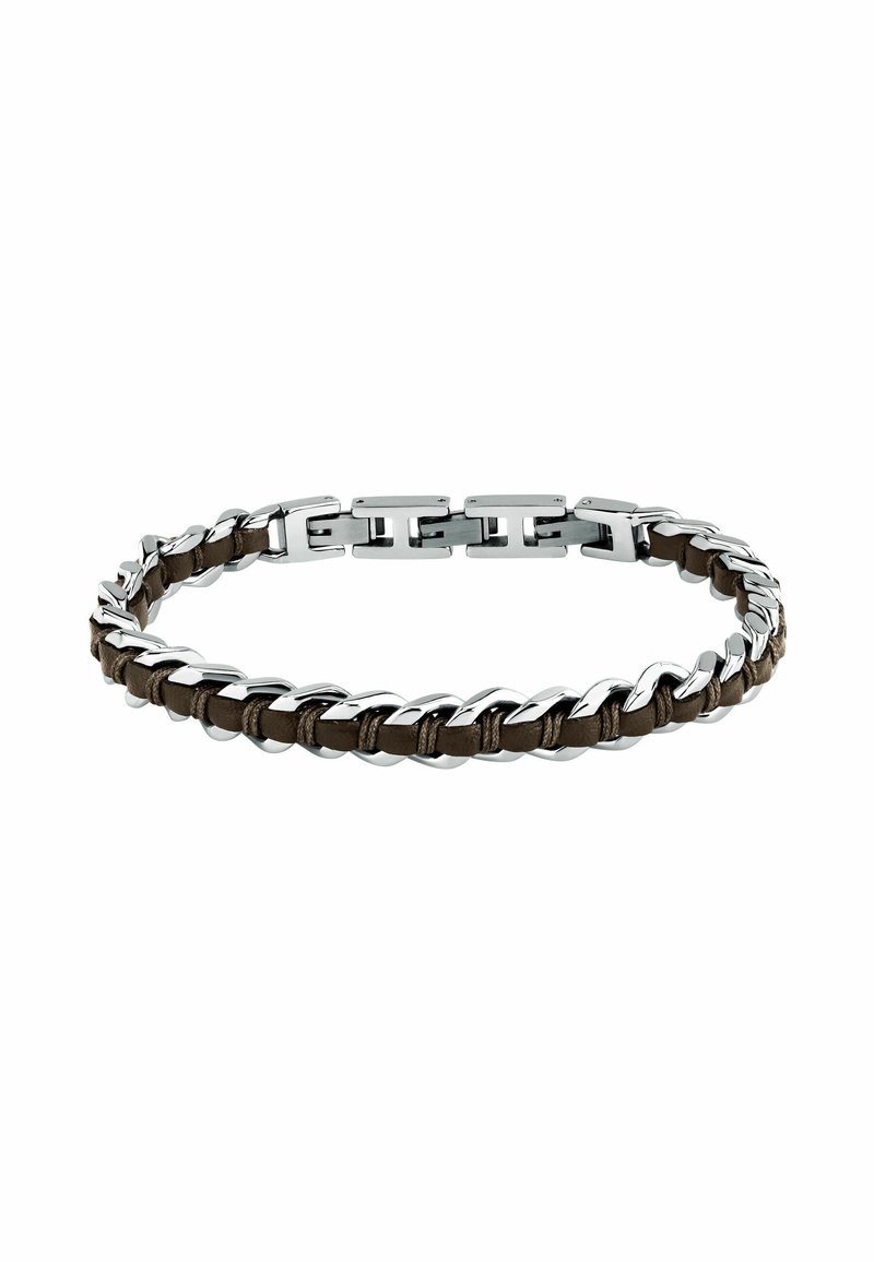 Braccialetto in pelle intrecciata marrone con anelli in acciaio inossidabile intrecciati, caratterizzato da una finitura lucida e un design piatto e aerodinamico.