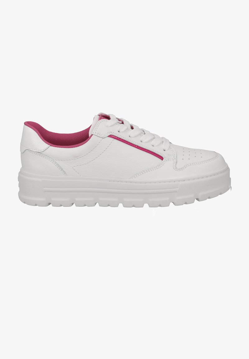 Sneaker bianco in pelle con una suola spessa e texture. Accenti rosa sul tallone e una sottile striscia laterale, con dettagli perforati sulla punta.