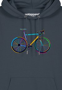 Donkerblauwe hoodie met een kleurrijke fietsafbeelding in neon kleuren, met duidelijke designelementen zoals wielen en handvatten.