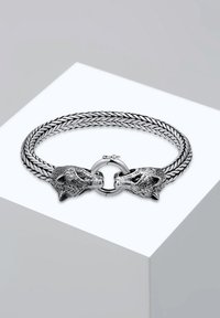 Silverflätat armband med två varghuvuden som lås och en cirkulär ringstängning. Texturerade detaljer förbättrar designen.